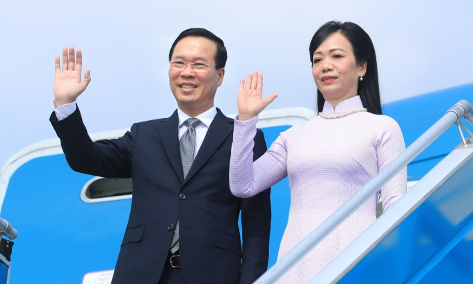 Chủ tịch nước Võ Văn Thưởng và phu nhân vẫy chào khi lên chuyên cơ tại sân bay Nội Bài trưa nay để khởi hành sang Nhật. Ảnh:TTXVN