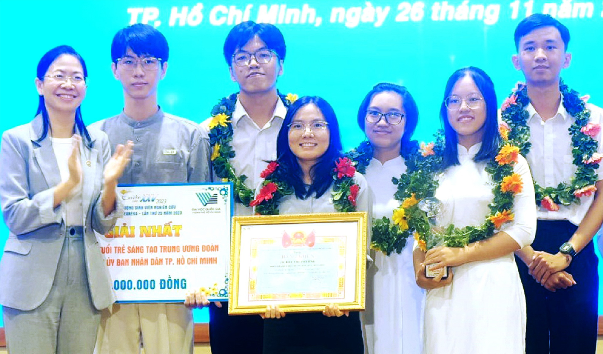 Bí thư Thành Đoàn TP.HCM Phan Thị Thanh Phương (trái) trao giải nhất Euréka 2023 lĩnh vực sinh học cho nhóm sinh viên khoa y ĐH Quốc gia TP.HCM - Ảnh: VŨ THỦY
