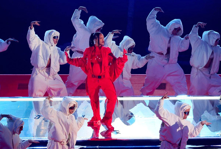 Rihanna 'khoe' bụng bầu trên sân khấu khi biểu diễn lúc nghỉ giữa hiệp ở giải Super Bowl LVII hồi tháng 2-2023 - Ảnh: Reuters