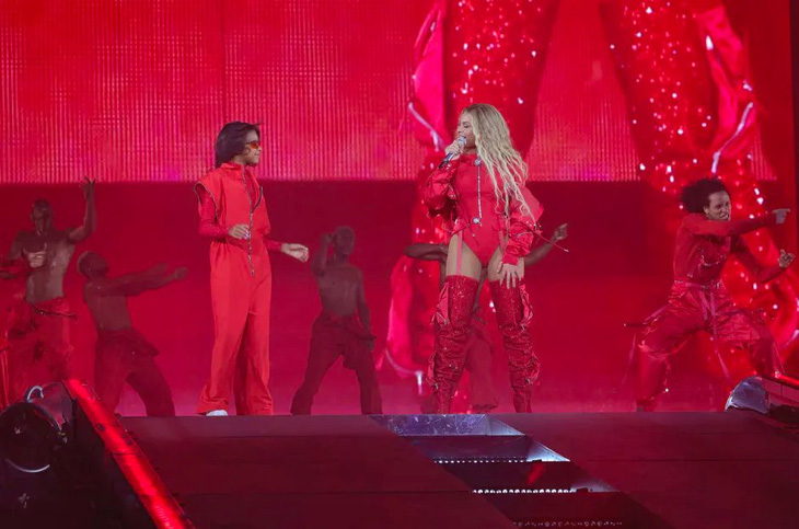 Beyoncé và con gái trên sân khấu Renaissance World Tour ở Amsterdam, Hà Lan vào tháng 6-2023 - Ảnh: WireImage