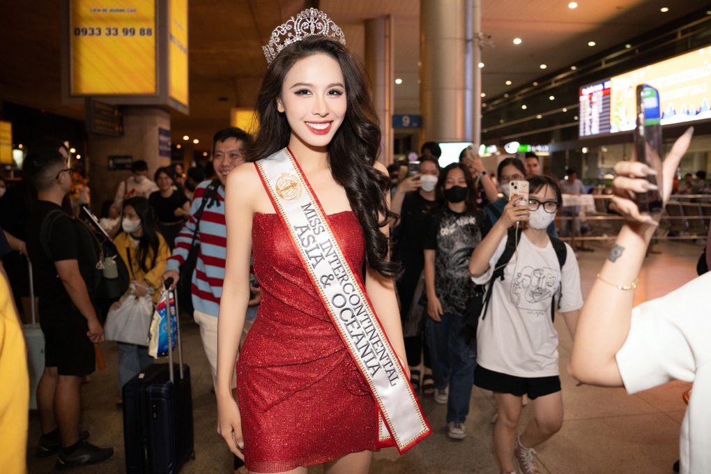 Á hậu Ngọc Hằng rạng rỡ về nước sau giải thưởng tại Hoa hậu Liên lục địa  - 4