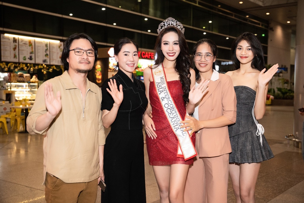Á hậu Ngọc Hằng rạng rỡ về nước sau giải thưởng tại Hoa hậu Liên lục địa  - 5