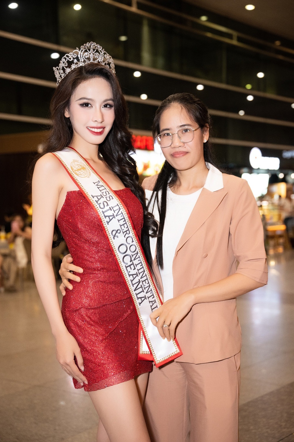 Á hậu Ngọc Hằng rạng rỡ về nước sau giải thưởng tại Hoa hậu Liên lục địa  - 6