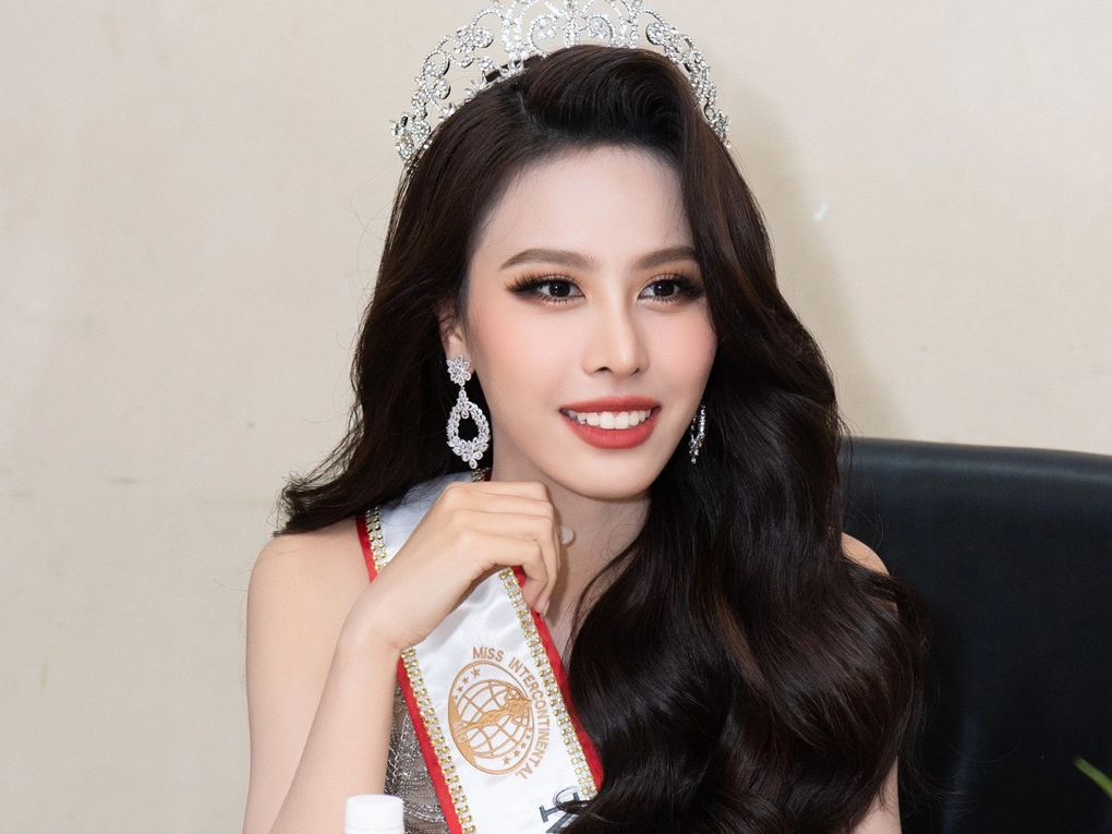 Á hậu Ngọc Hằng rạng rỡ về nước sau giải thưởng tại Hoa hậu Liên lục địa  - 3