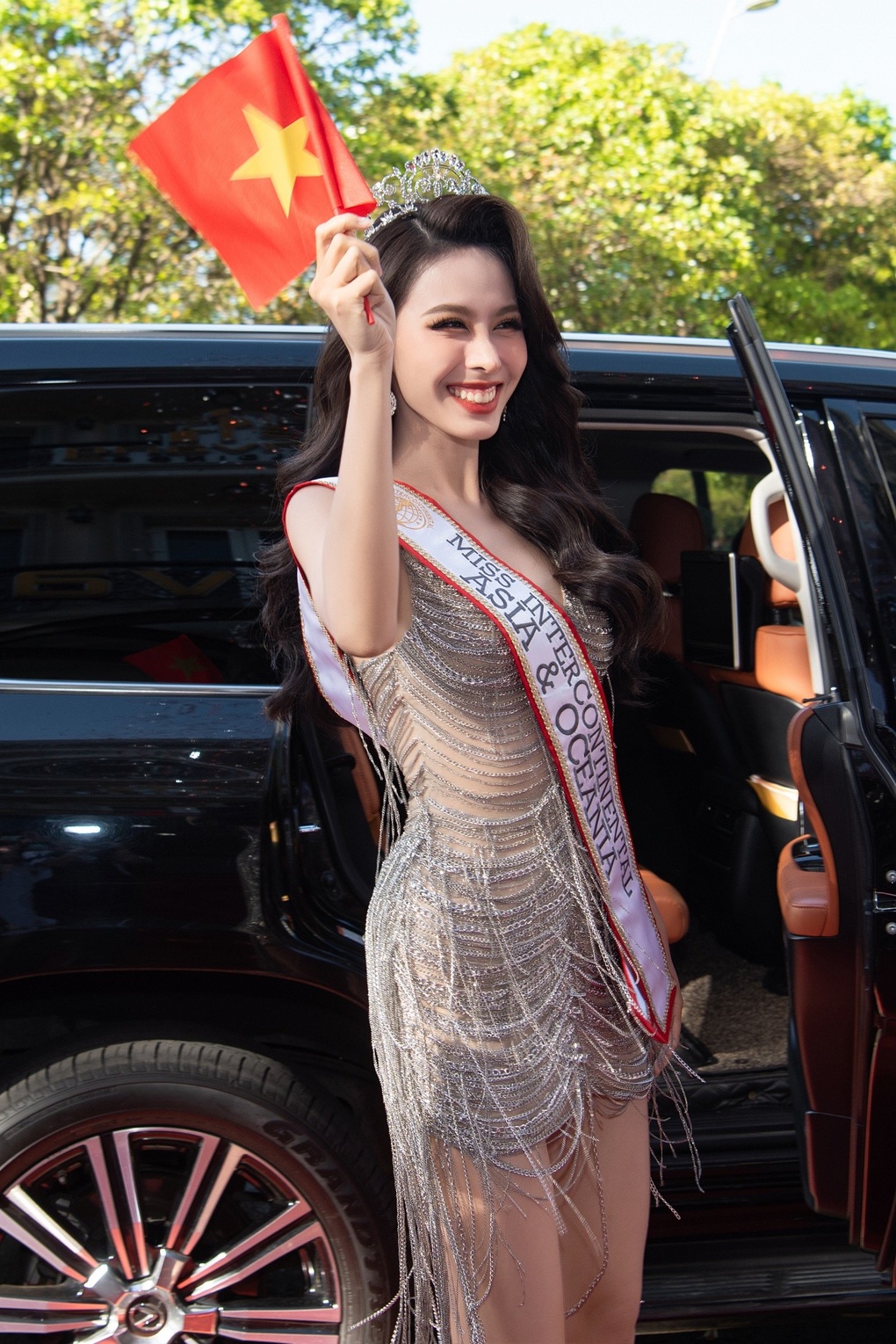 Á hậu Ngọc Hằng rạng rỡ về nước sau giải thưởng tại Hoa hậu Liên lục địa  - 1
